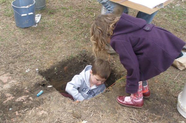 A young archeologist in the hole